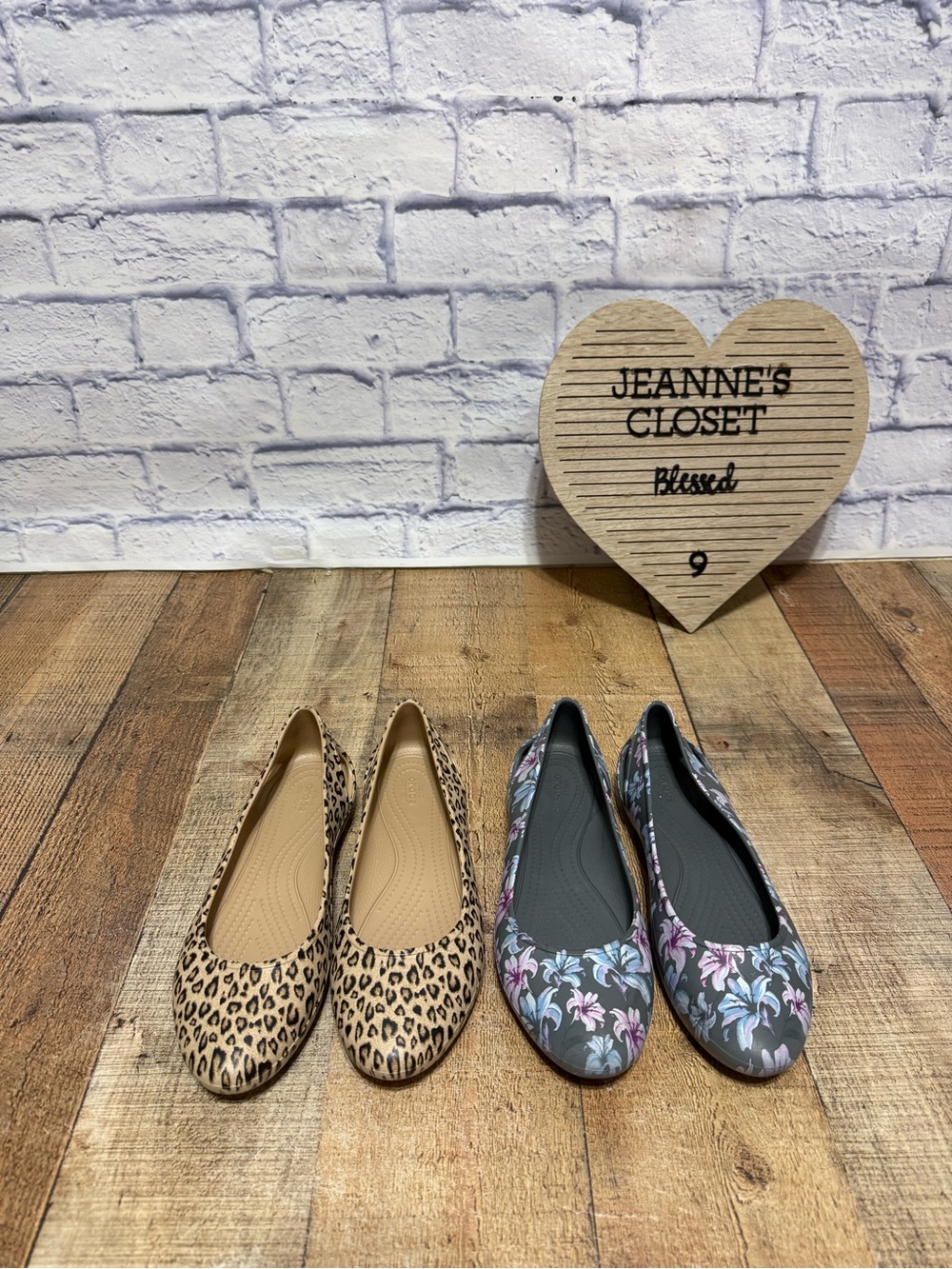 Crocs Laura Slip On Shoes Pattern Ballerina Flats Bundle Size 9
Bundle of2 pairs